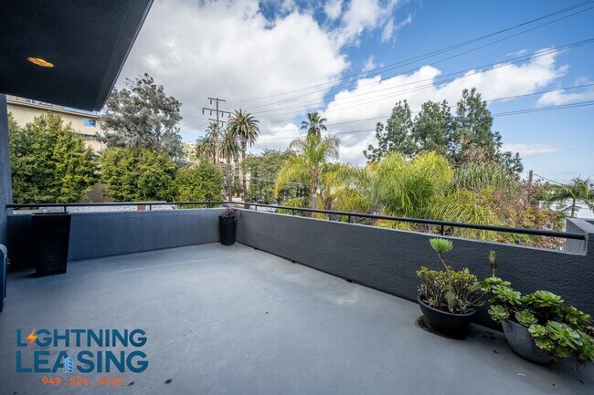 Building Photo - 937 Palm Ave