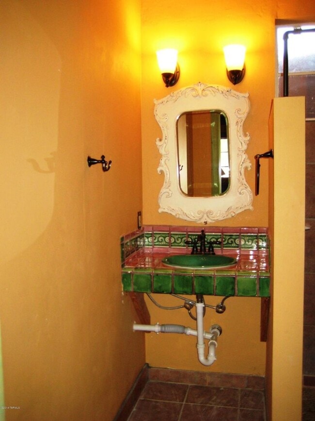 Building Photo - Studio, 1 bath, shared pool! All Utilities Included!