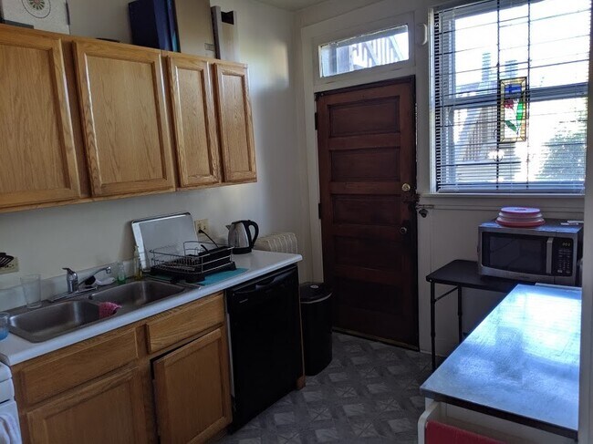 Building Photo - Light and Bright West Wrigleyville/Roscoe ...