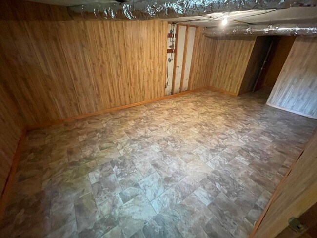 Building Photo - Renovated 3BR Ranch w/Basement