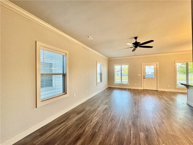 Building Photo - 832 NE Hts Ln