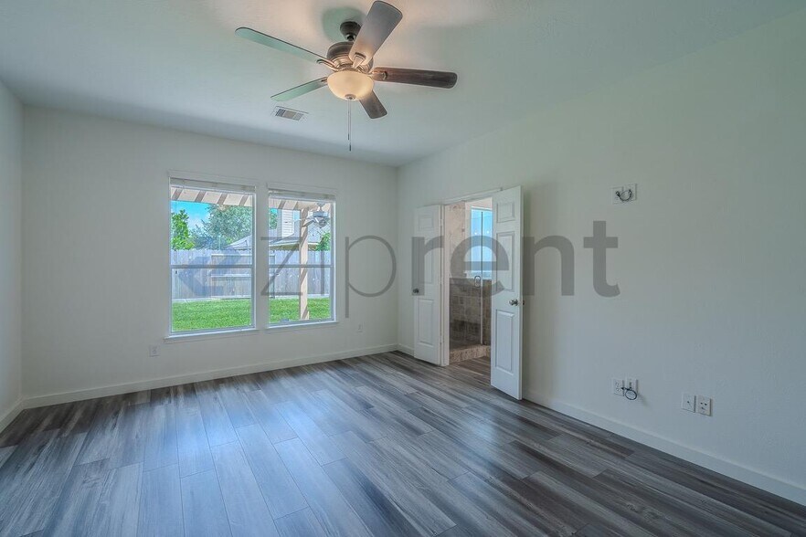 Building Photo - Unit