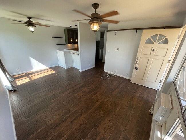 Building Photo - 2 Bed/ 1Bath Unfurnished Upgraded Ground Floor Southpointe Unit with a Yard + 2 Parking Spaces