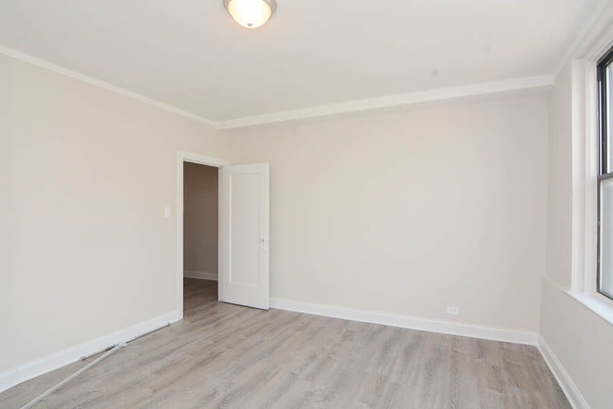 Building Photo - 3335 W Diversey Ave