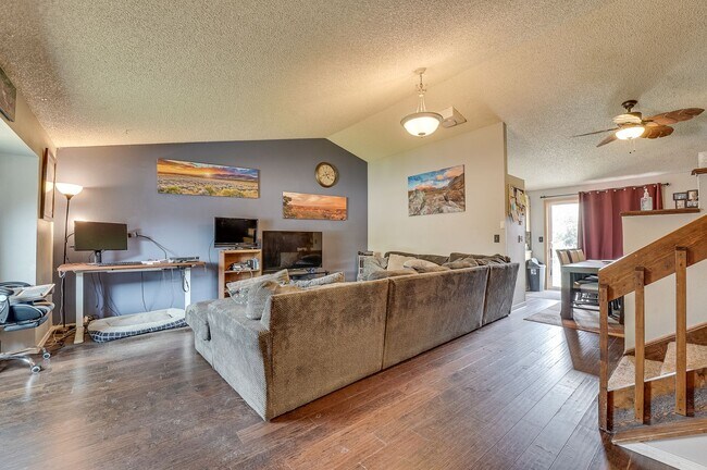 Building Photo - 3 bed, 2 bath Tri-Level in Brown Farm Subdivision