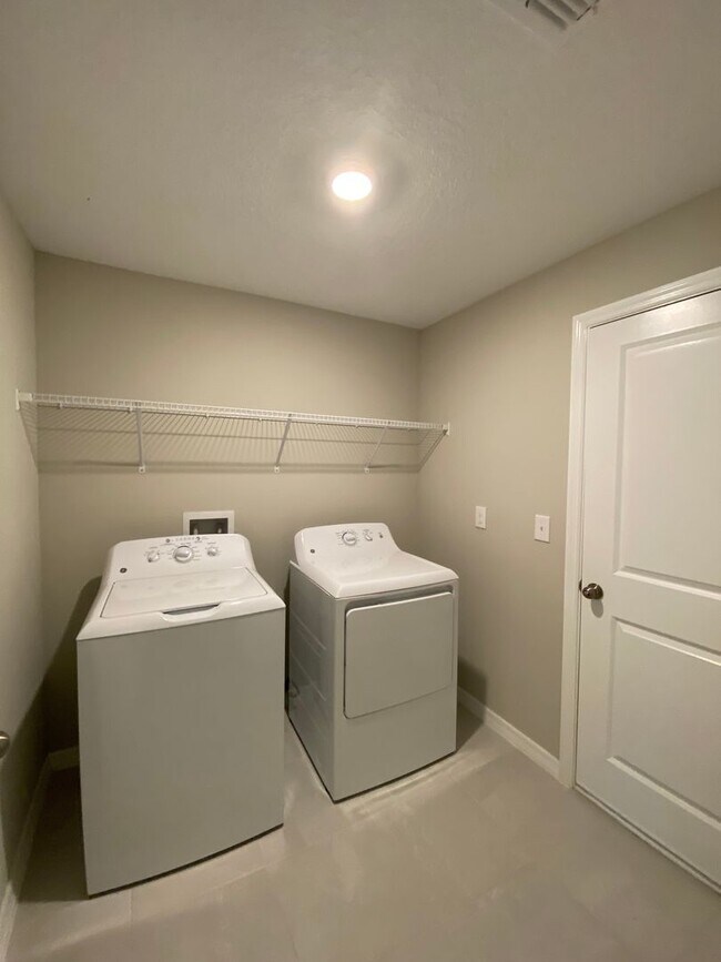 Building Photo - Great SW location 4/2/2 **WON'T LAST**