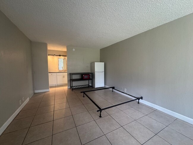 Building Photo - Best Deal in the Area! Newly renovated studio apartments - all utilities included!