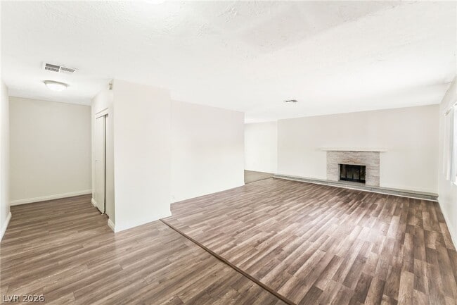 Building Photo - 4960 E Mohave Ave