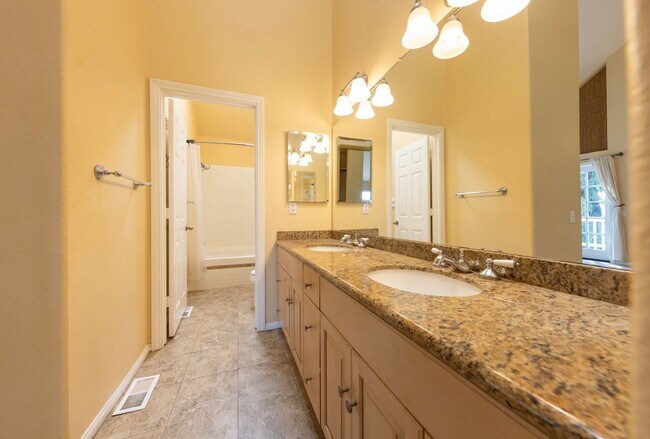 Building Photo - 3 Bedroom + Loft + Office Oceanside Home