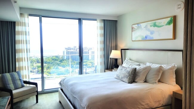 Building Photo - Highly Desirable STUDIO/1-Bath unit Long-T...
