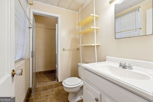 Building Photo - 5140 Lakewood Dr