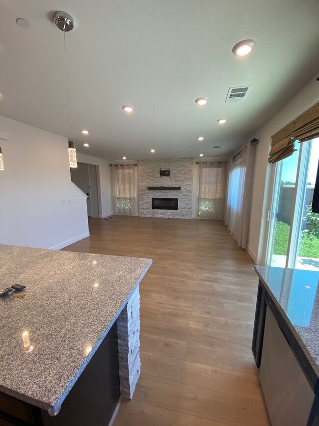 Building Photo - Beautifully upgraded Rocklin 4 Bedroom Home with Owned 15 Panel 5kwh Solar!