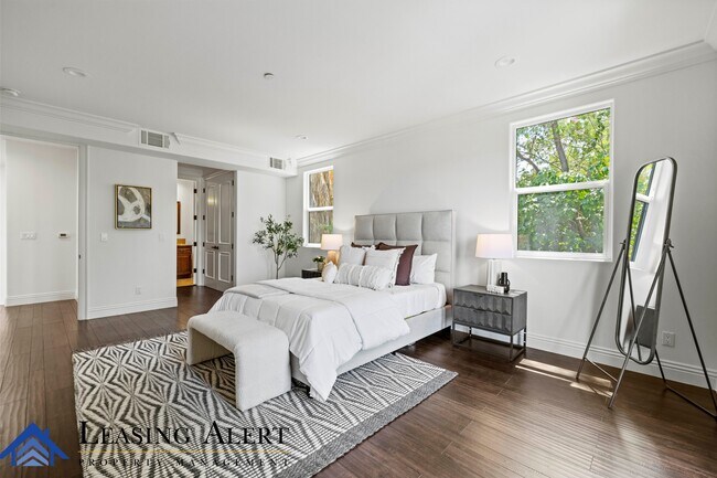 Building Photo - 5011 Hayvenhurst Ave