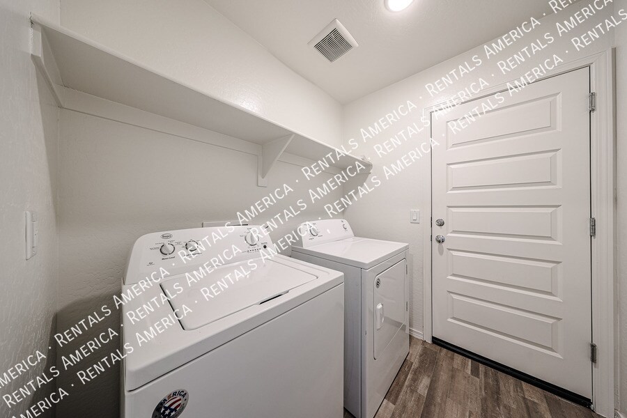 Building Photo - 932 Kachina Dr