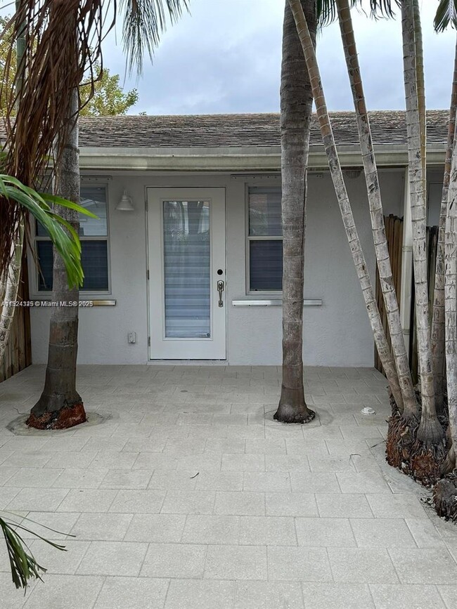 Building Photo - 758 NE 13th Ct