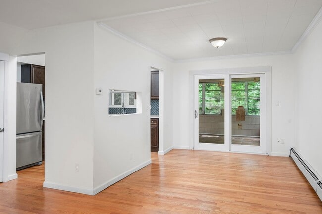 Building Photo - 4-bedroom, 2-bathroom home located in the ...