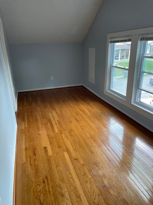 Building Photo - 127 Montmullin St