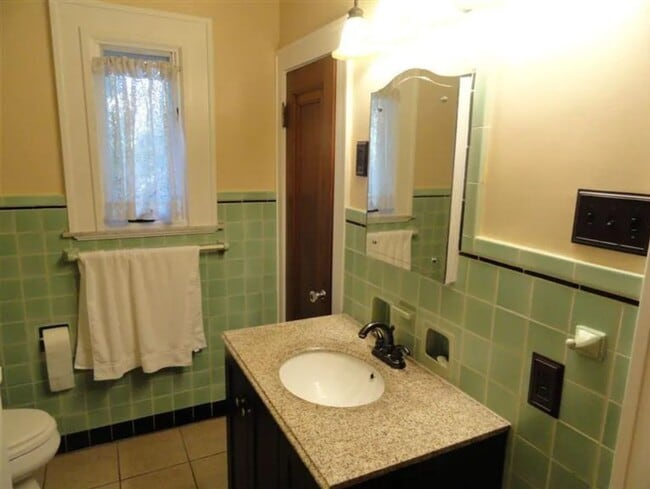 Building Photo - Beautiful 3-Bedroom, 1.5-Bath Home on a La...