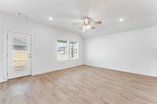 Building Photo - 114 S Maroon Ave