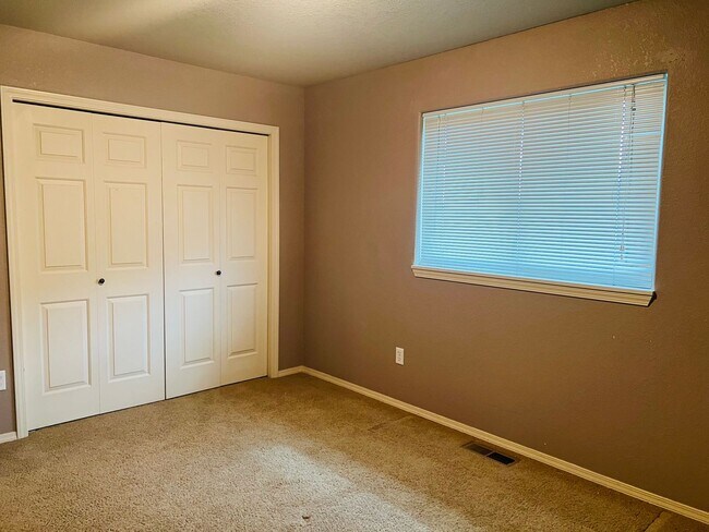 Building Photo - 4 Bed Home On 1.4 Acres In The Bitterroot ...