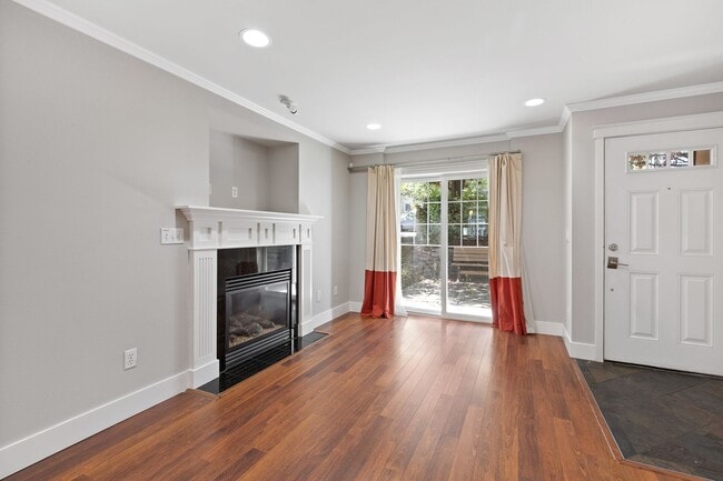 Building Photo - Stylish 3 bedroom townhome in Madison Valley!