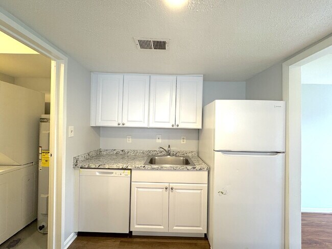 Building Photo - Inviting Lorton Condo with Comfortable Layout and Location