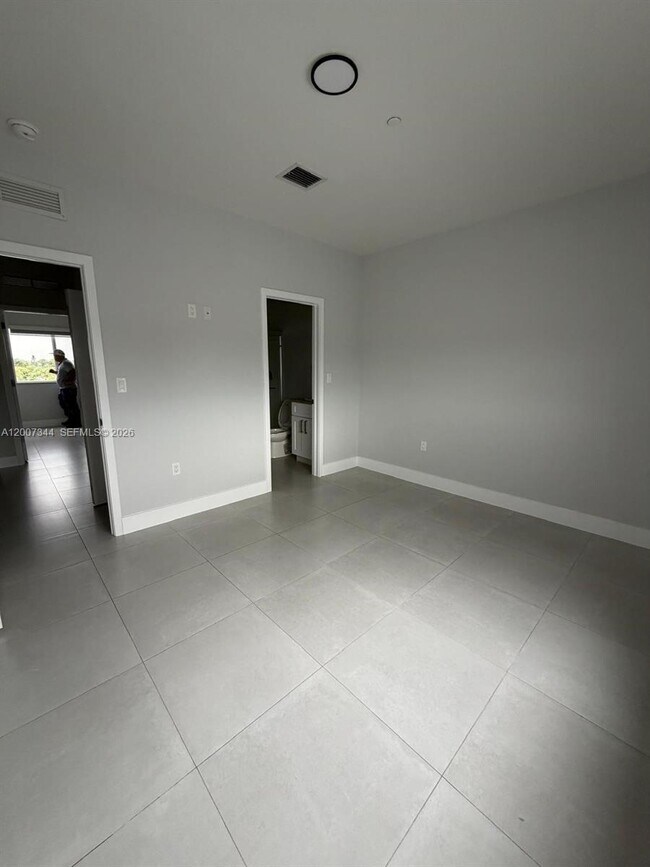 Building Photo - 381 E 50th St