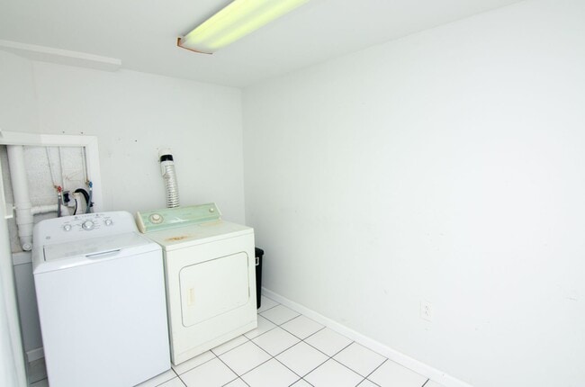 Building Photo - Beautiful home in Fairview