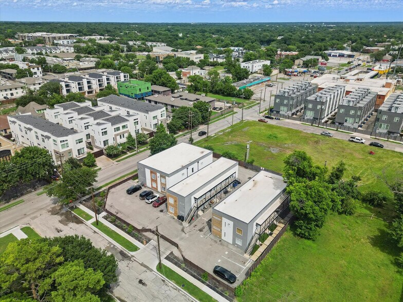 Building Photo - 4416 San Jacinto St