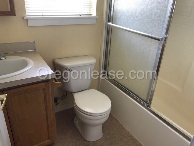 Building Photo - Blocks from UO! 2 bedroom 1 bath with in u...