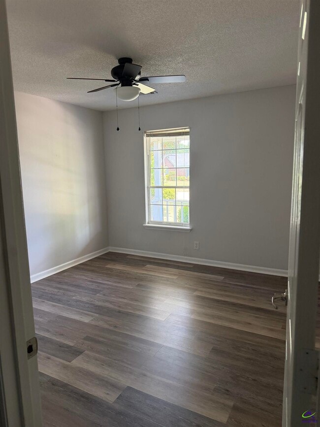 Building Photo - 107 Barrington Pl N