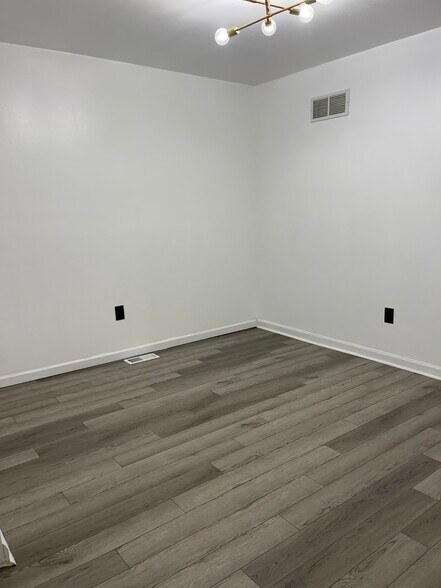 Building Photo - 147 Holmes St