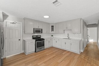 Building Photo - 915 Avenue E