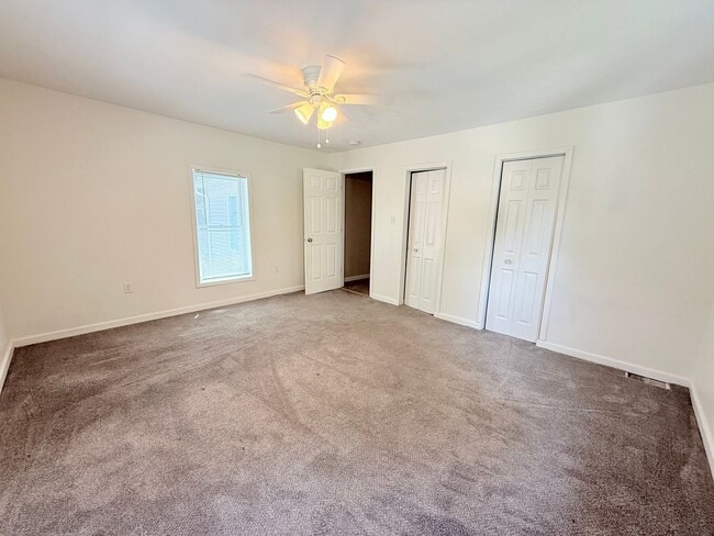 Building Photo - 4 Bedroom 2 Bath in Normal!