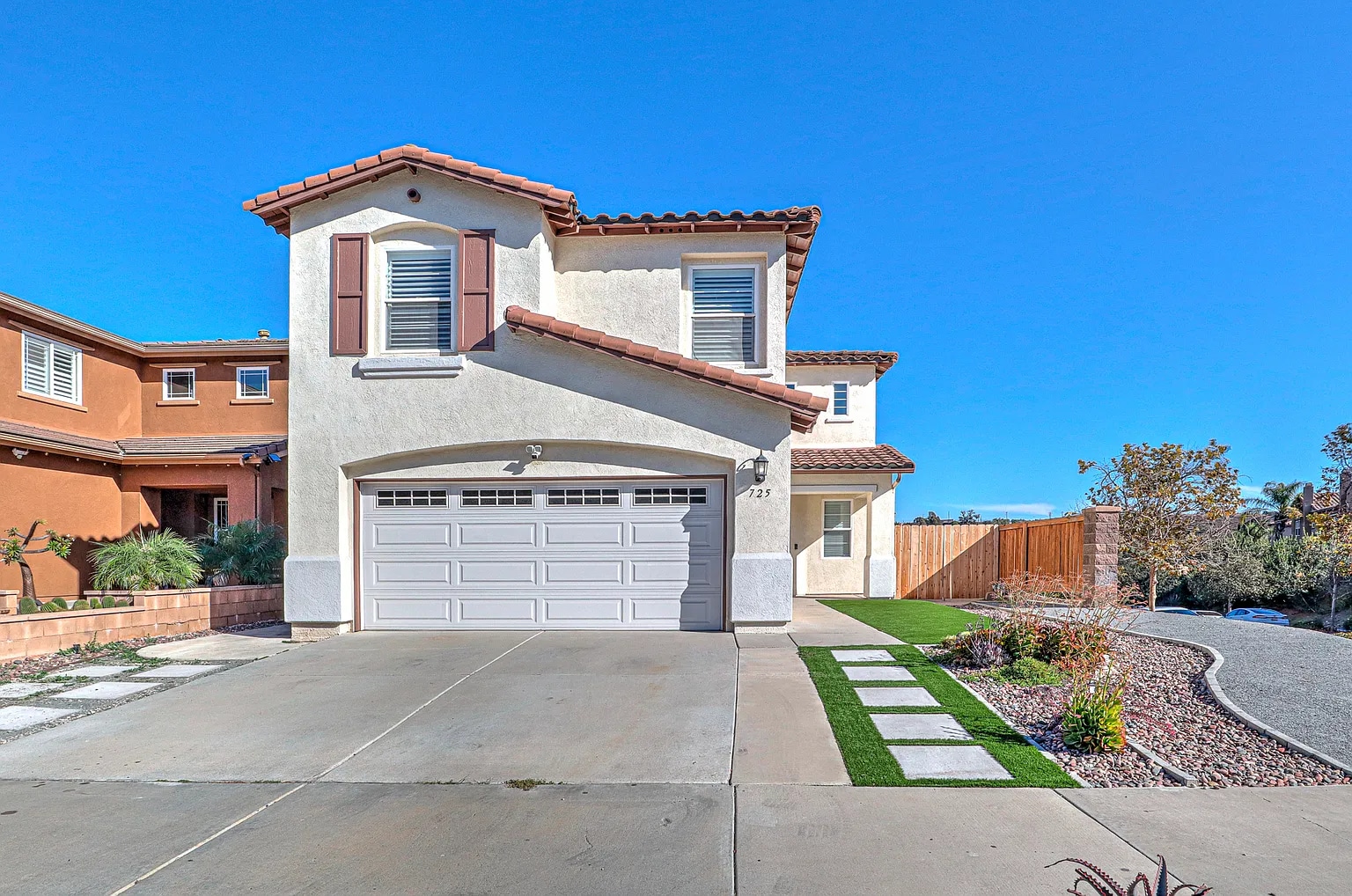 Building Photo - 725 Vista Santo Thomas