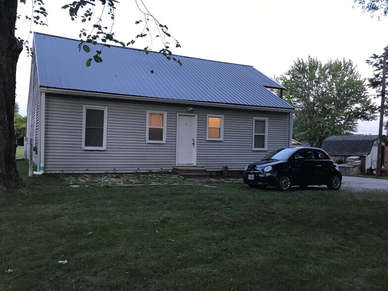 Back Yard/Parking - 211 N Lincoln St