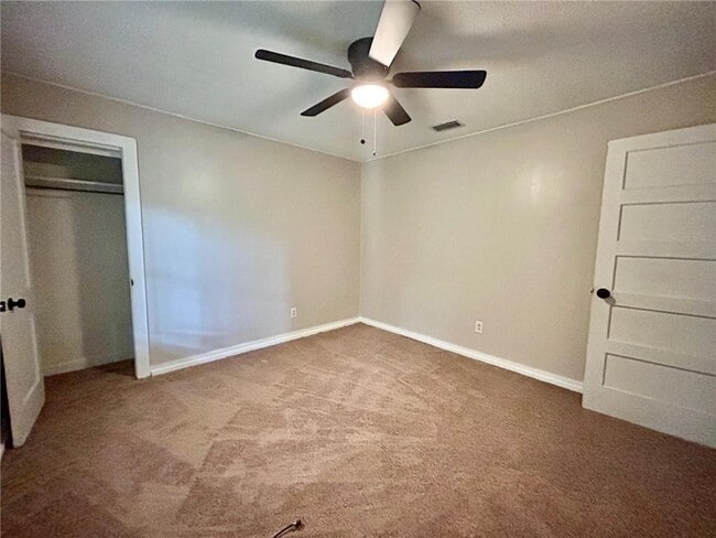 Building Photo - 905 Pansy Ct