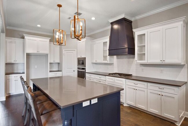 Building Photo - Stunning 4 Bed 2 Bath!
