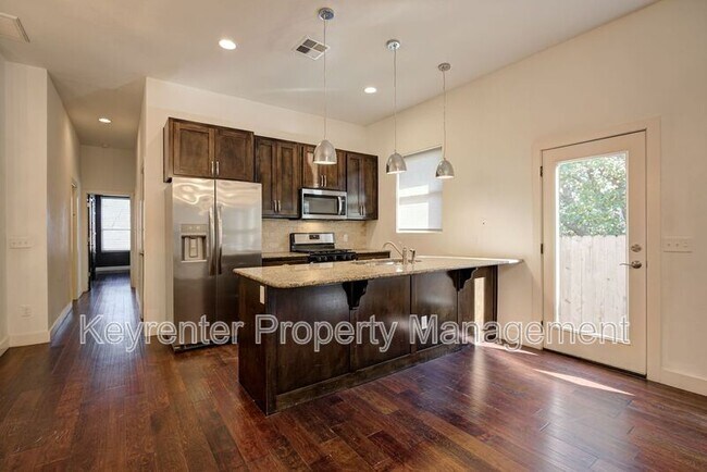 Building Photo - 727 NE 5th St