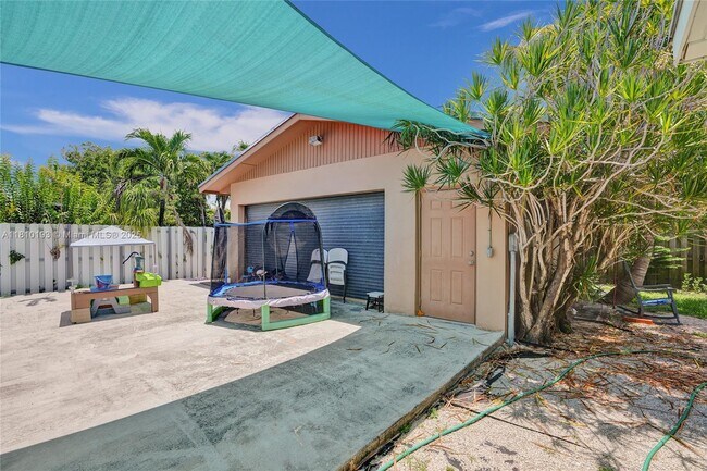 Building Photo - 9910 Bahama Dr