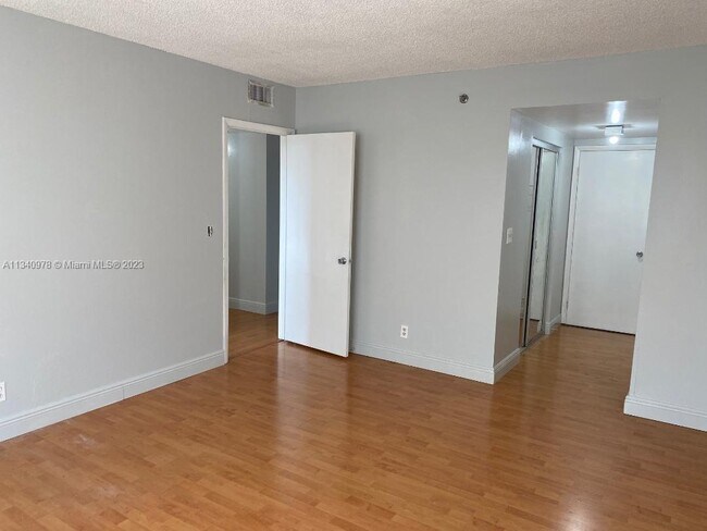 Building Photo - 901 Hillcrest Dr