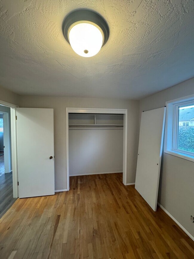 Building Photo - Great Vintage Home!