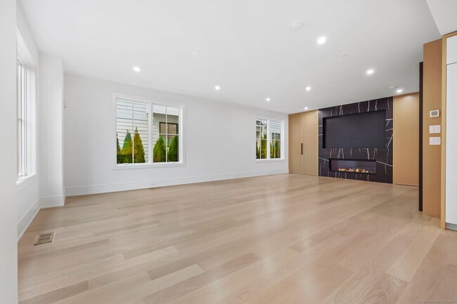 Building Photo - 187 Field Point Rd