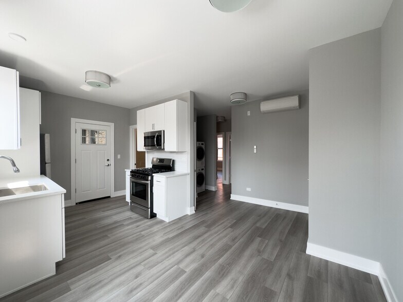 Building Photo - 3942 N Janssen Ave