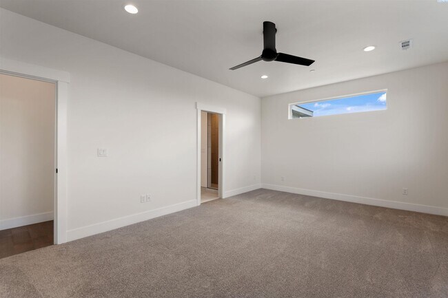 Building Photo - Generational suite w/separate entrance!