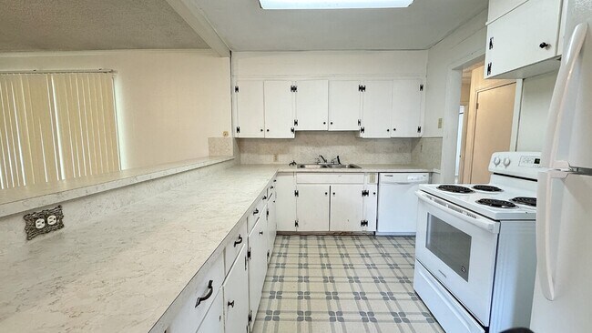 Building Photo - 204 Bastrop Drive