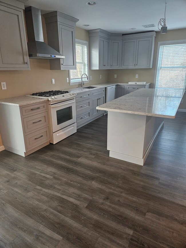 Building Photo - 11 Laurel Ave