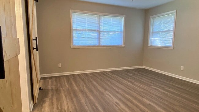 Building Photo - 403 Parkwood Dr