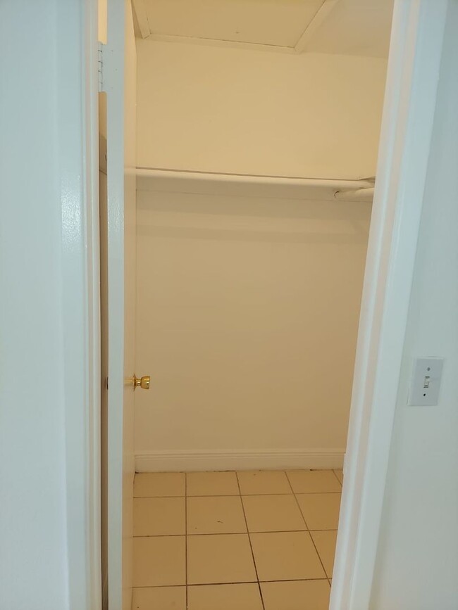 Building Photo - One bedroom for Rent in Pompano Beach