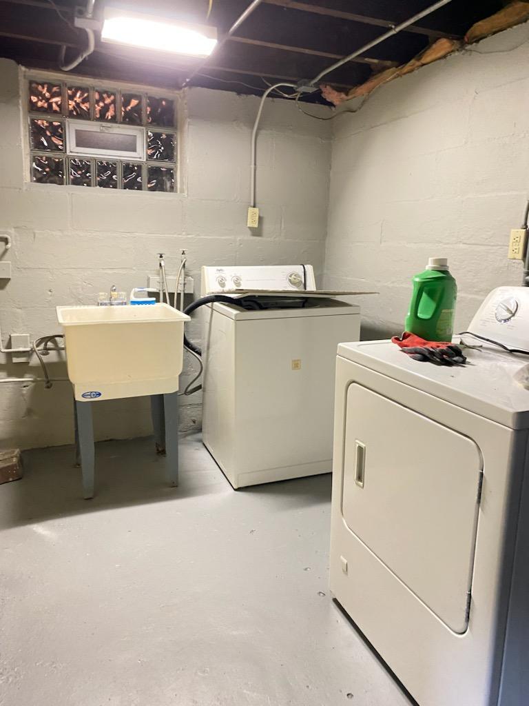 Basement washer & dryer - 1435 Roycroft Ave